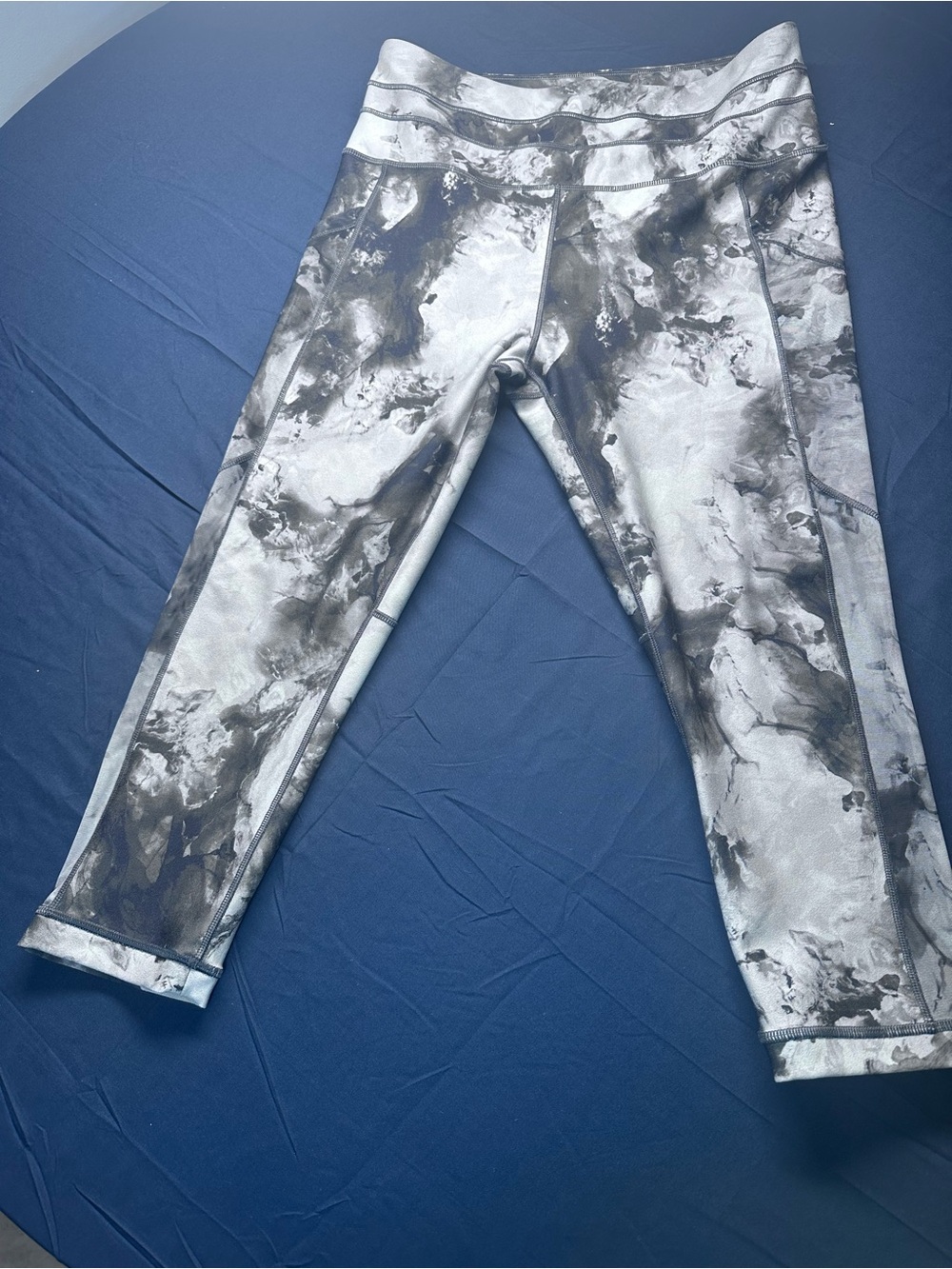 CALIA by Carrie Underwood Marble-Print Cropped Leggings - Gray & White